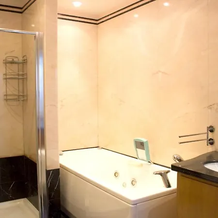 House With 4 Bedrooms In With Wonderful Sea View And Furnished Terrace 500 M From The Beach *