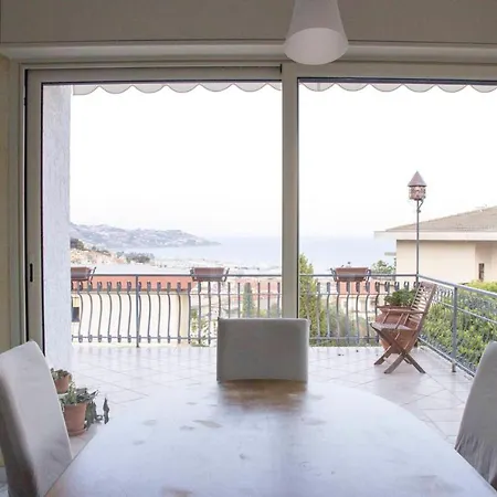 House With 4 Bedrooms In With Wonderful Sea View And Furnished Terrace 500 M From The Beach *